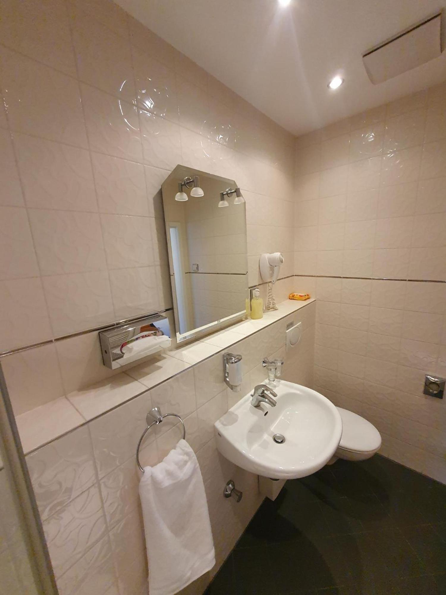 Die Villa, Zimmer 26, Dz Леверкузен Екстериор снимка